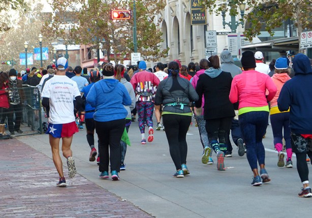 Mike Sohaskey dodging and weaving at the Houston Marathon start