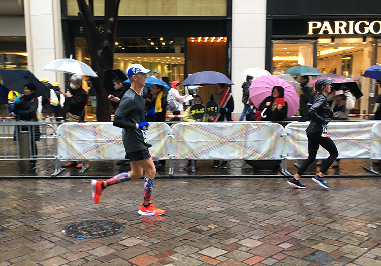 Mike Sohaskey in mile 26 of Tokyo Marathon