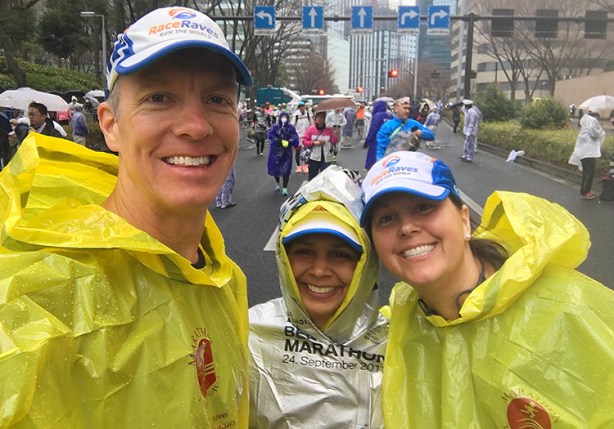Mike Sohaskey with Louann & Shilpa at Tokyo Marathon start