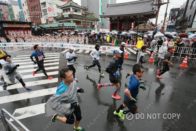 Mike Sohaskey running near Sensoji Temple during Tokyo Marathon