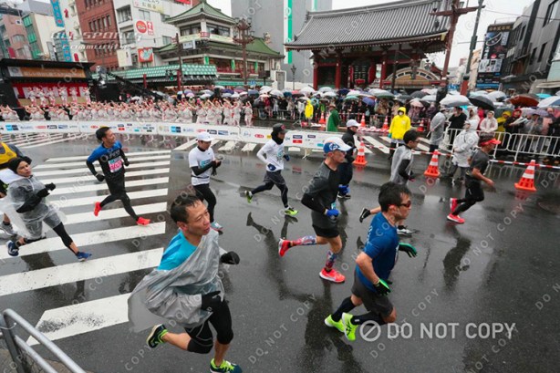 Mike Sohaskey running near Sensoji Temple during Tokyo Marathon