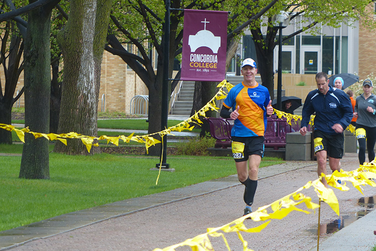 Mike Sohaskey running Fargo Marathon on Concordia College campus at mile 15